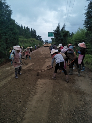 嵩明县交运局对嵩阿公路长松园路段实施养护1