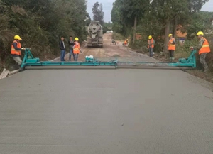 花窝大箐道路正式铺筑混凝土路面