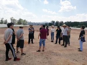 嵩明县政府分管领导现场勘察督导国道213线（接界村至杨桥段）改扩建工程项目推进工作