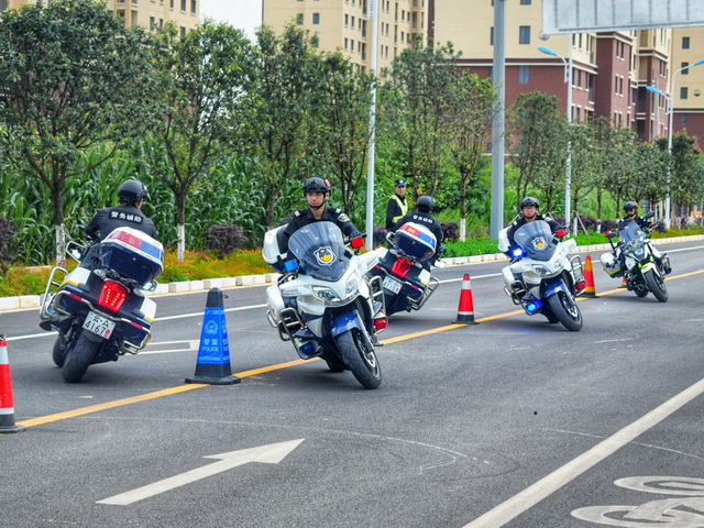 嵩明巡特警组织开展警用摩托车骑行训练