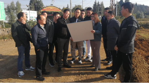 卫龙食品董事长刘卫平一行到我县考察洽谈001