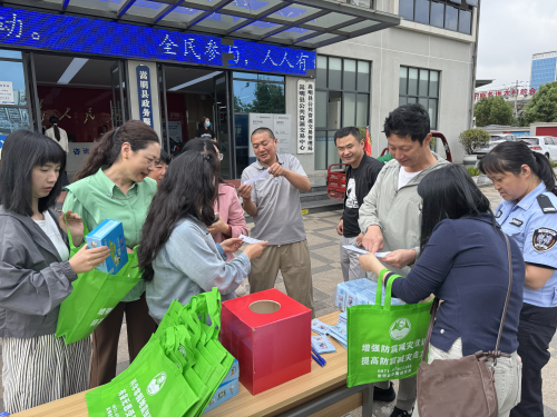 5月14日在政务局中心门口开展防震减灾知识答题活动