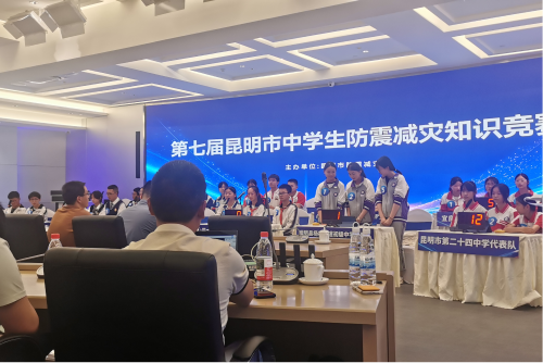 认真答题的杨桥实验中学学生
