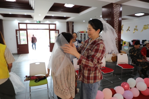 母女红毯（女儿帮母亲戴头纱）